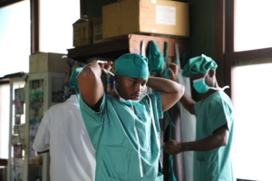 Médico de MSF José Mbuta se arrumando antes de entrar na sala de cirurgia do Hospital Geral de Referência de Popokabaka. Foto por: Franck Ngonga