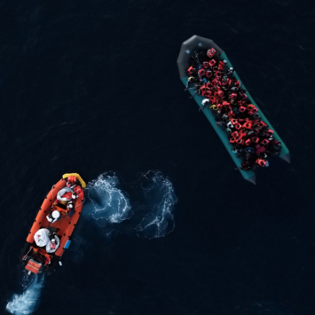 Uma equipa de buscas e salvamento da MSF, a bordo do navio Geo Barents, alcança um barco de borracha com 95 pessoas, antes de serem interceptadas pela Guarda Costeira da Líbia. As equipas da MSF chegaram a tempo de fazer o resgate em segurança.
Mar Mediterrâneo. Outubro de 2021
© Filippo Taddei/MSF