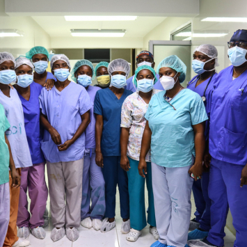 Terremoto no Haiti: equipe cirúrgica trabalha sem parar para atender feridos