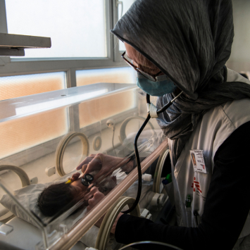 Afeganistão: população ainda luta para ter acesso a cuidados médicos básicos e de emergência