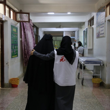Iêmen: em busca de assistência médica em uma cidade dividida pela linha de frente dos conflitos